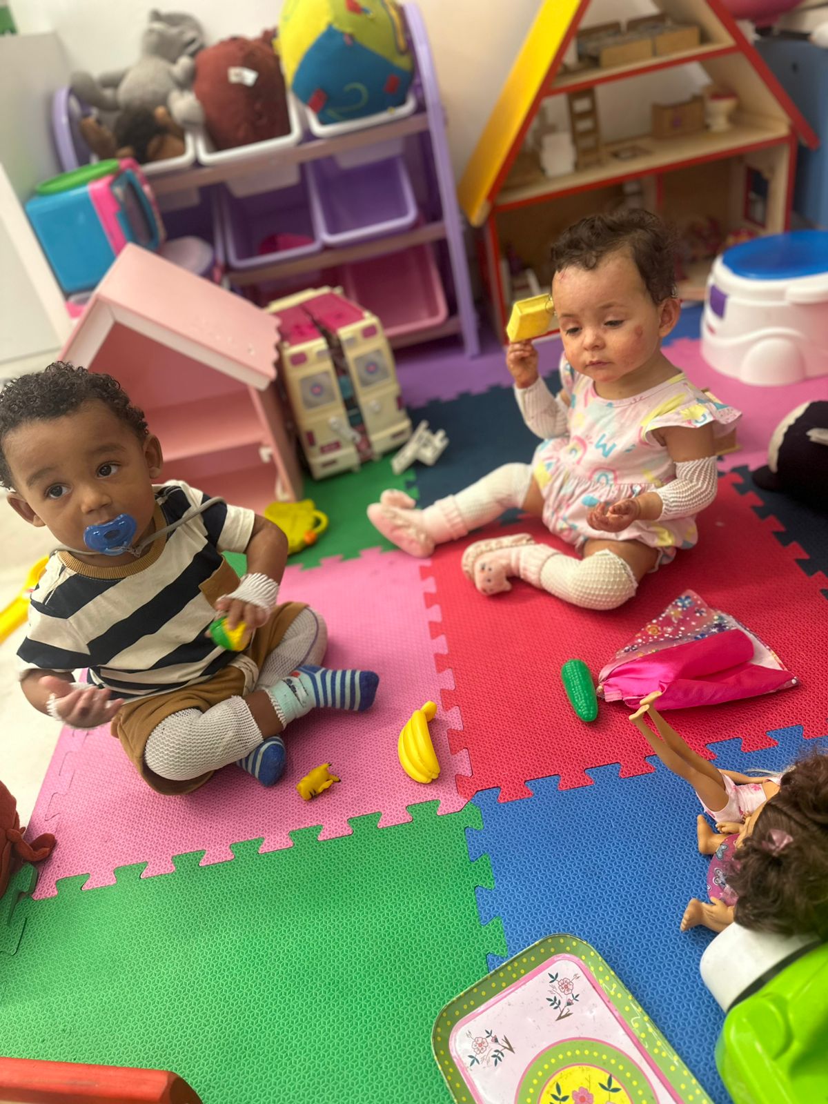 Crianças assistidas brincando na Casa Santa Teresinha