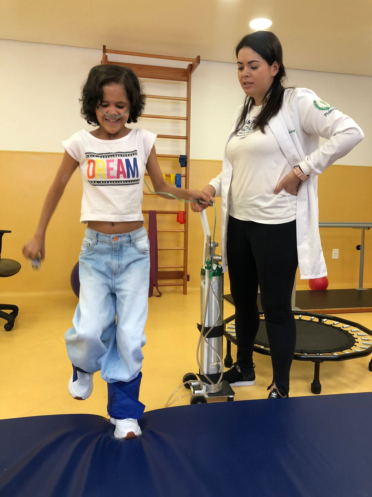 Cuidado profissional em sessão de fisioterapia