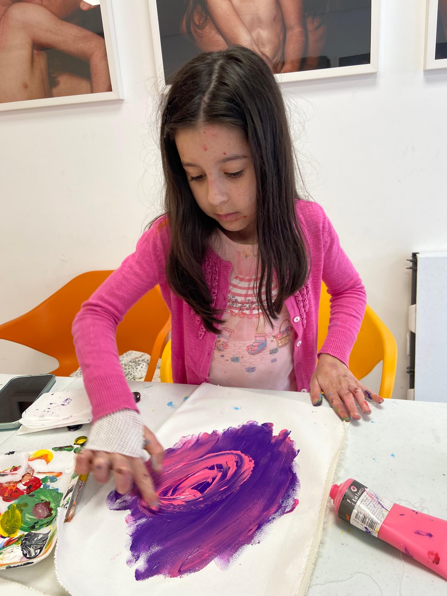 Assistida participando de oficina de arte